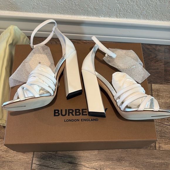 NWT SIZE 36 Burberry White Leather Split-Toe Hove Sandals - Picture 10 of 16